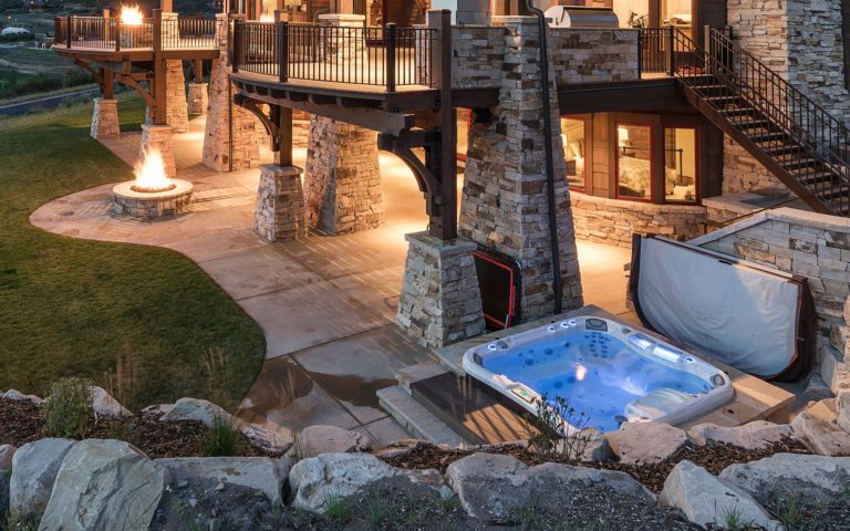 A hot tub in the middle of an outdoor patio.