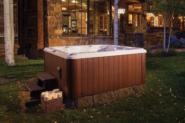 A hot tub sitting in the middle of a yard.