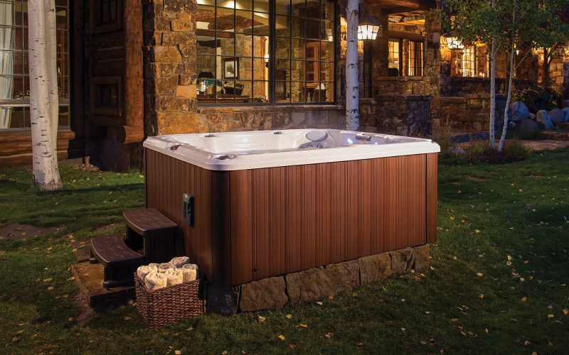 A hot tub sitting in the middle of a yard.